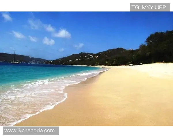 足球明星女友在海滩度假晒美照展现迷人身姿引发热议